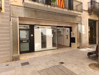 Lloguer Local Comercial a Banyoles. Atractiu local diàfan a tocar la plaça major de banyoles
