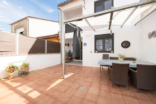Maison jumelée à Banyoles. Atractiva casa adossada amb jardí a la zona de sant pere