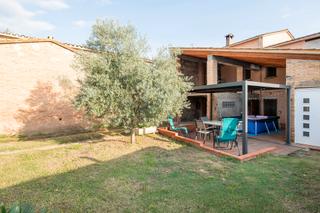 Maison à Banyoles. Banyoles. es ven casa entremitgeres amb jardí i garatge en bon e