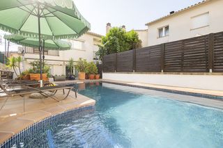 Casa adossada a Sant Julià de Ramis