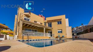 Chalet en Calle la isla 6. Espectacular villa independiente con piscina en cala flores