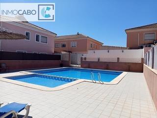 Casa a Roda. Urb euroroda, vivienda con piscina comunitaria
