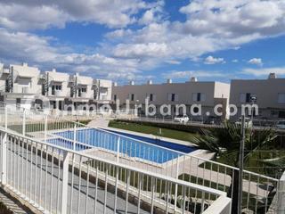 Maison jumelée à Monforte del Cid. Chalet adosado con sótano y piscina, en venta en alenda golf.  m
