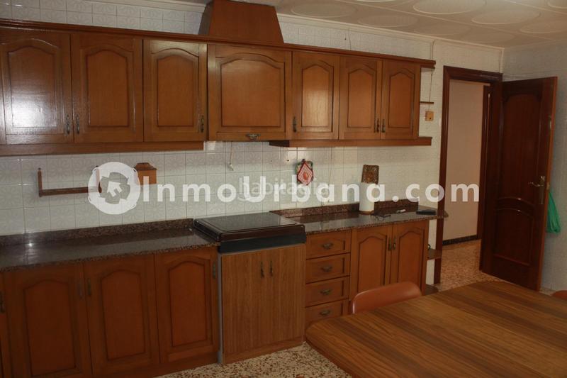 Foto 02961c69-f989-42c2-978b-5ac80193dc80. Piso gran vivienda de 4 hab en pza de madrid en Carrús Oeste Elche / Elx