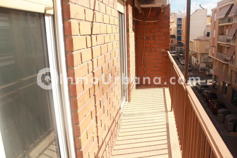Foto 4cee483d-9a80-48b0-a575-97599eb73f3d. Piso gran vivienda de 4 hab en pza de madrid en Carrús Oeste Elche / Elx