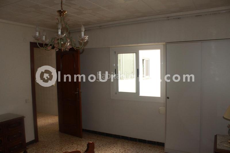 Foto a8e3cb86-1c4f-4d4e-b017-8fccaf00ff61. Piso gran vivienda de 4 hab en pza de madrid en Carrús Oeste Elche / Elx