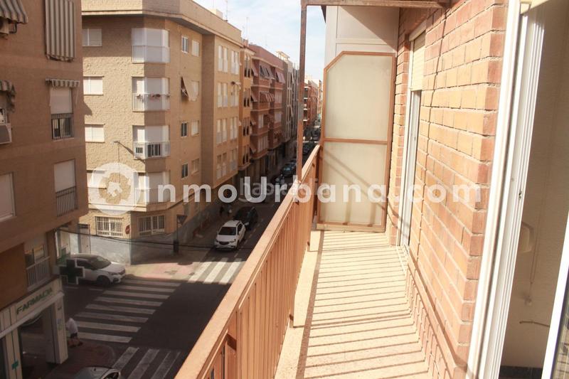 Foto b31aa8f7-8c46-4eb3-8f0c-34165b6ac6f3. Piso gran vivienda de 4 hab en pza de madrid en Carrús Oeste Elche / Elx