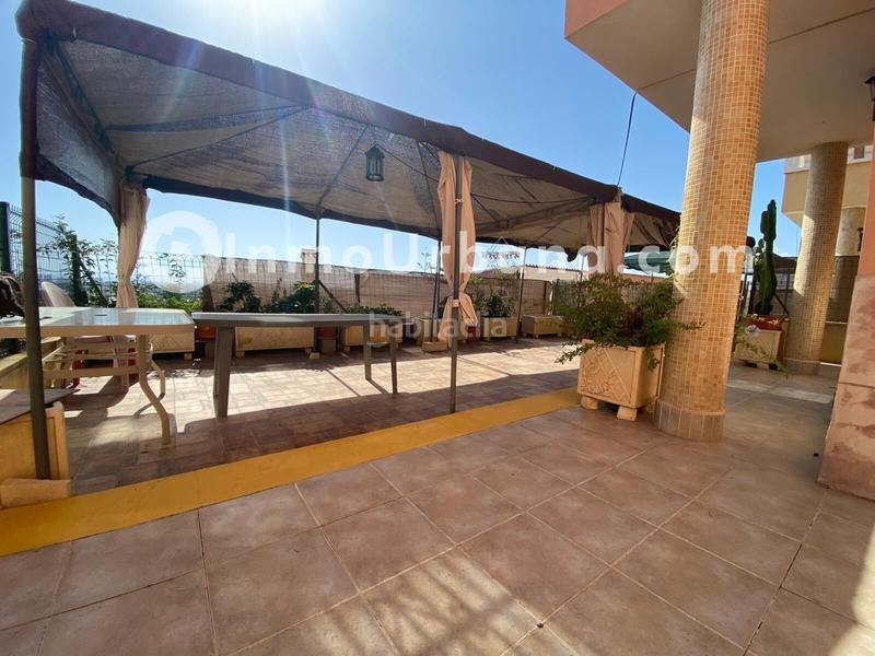 Foto 4ecbc36f-19ad-405a-8e7a-6cc7e3a7c160. Casa aparellada amb aparcament piscina a Bonalba-Cotoveta Mutxamel