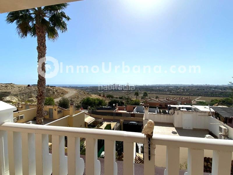 Foto d30106d2-4f7b-4ac0-8d1e-696f6d6f2614. Casa aparellada amb aparcament piscina a Bonalba-Cotoveta Mutxamel