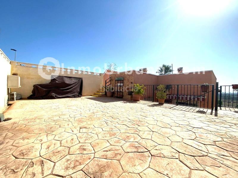 Foto dbd2db78-5fd5-4285-bcec-17e34ab1e8b5. Casa aparellada amb aparcament piscina a Bonalba-Cotoveta Mutxamel