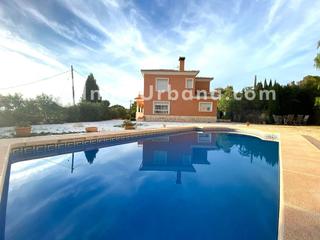 Chalet  Carrer de amistat 23. Encantadora vivienda con piscina privada y amplias terrazas en b