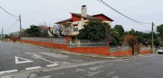 Chalet en Masquefa. Chalet con 4 habitaciones con parking, piscina, aire acondiciona