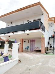 Chalet en Piera. Chalet con 2 habitaciones con parking y vistas a la montaña