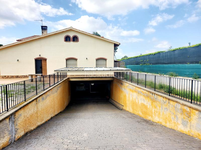 Foto f649c3e2-eb86-44a8-ba8d-90ca7495e131. Affitto casale con camino riscaldamento parcheggio piscina in Esparreguera