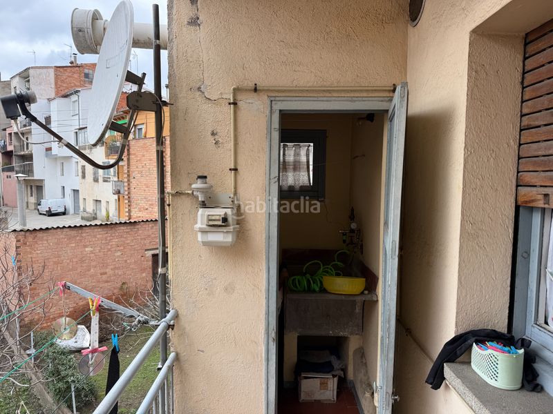 Foto f8b44cb9-bc99-4809-a31d-088bbfccee9d. Casa aparellada amb aparcament a Torelló