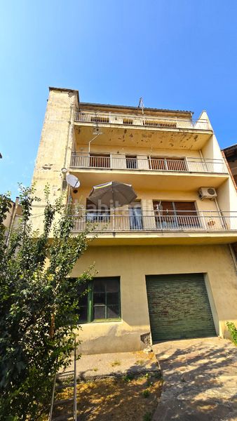 Foto fe21ece0-7042-4b52-935b-a3a5646f2890. Casa aparellada amb aparcament a Torelló