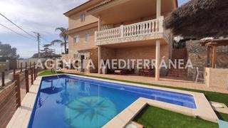 Chalet à Cumbres de Calicanto. Chalet independiente con piscina en  monterealcalicanto
