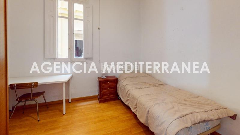 Foto 0cbda517-7d30-46ee-ba1e-a1fc2440e726. Piso techos altos y molduras originales a un paso de la gran vía en Valencia