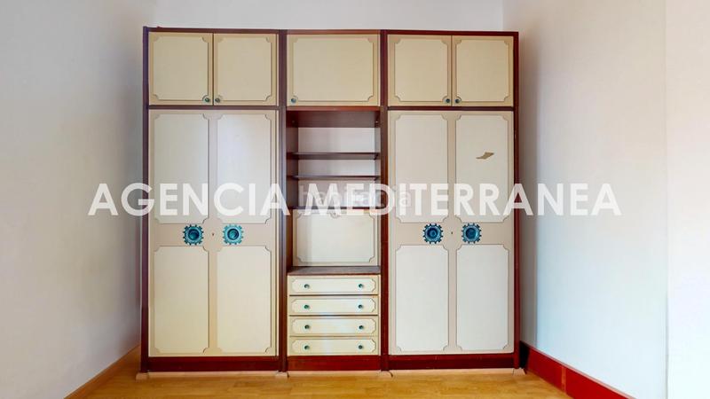 Foto 38e72fbe-e77c-48a1-baeb-4fb07c28263d. Piso techos altos y molduras originales a un paso de la gran vía en Valencia