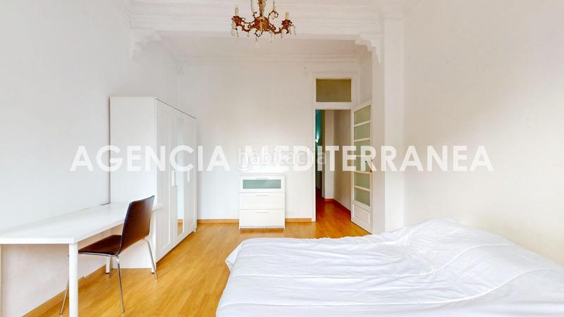 Foto 4a298a47-88e1-4234-a0d2-a0ec89419280. Piso techos altos y molduras originales a un paso de la gran vía en Valencia