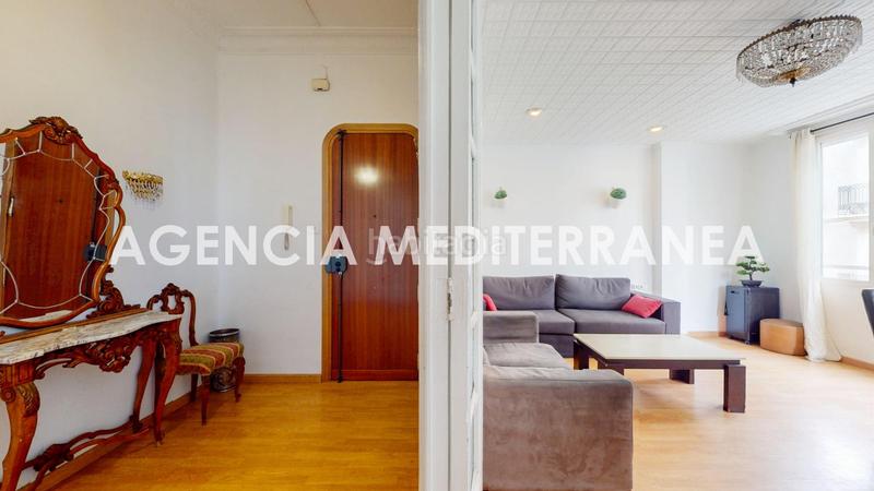 Foto 5f62dd97-81e0-4893-a4ee-2e8c1ec0eae1. Piso techos altos y molduras originales a un paso de la gran vía en Valencia