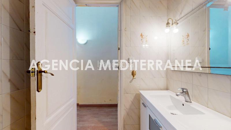 Foto 68a628e9-b89c-4e6f-a669-1885e81a3831. Piso techos altos y molduras originales a un paso de la gran vía en Valencia