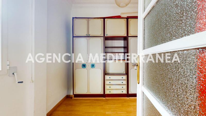 Foto 6b491aab-8d32-45ab-b853-d2cbd1948de0. Piso techos altos y molduras originales a un paso de la gran vía en Valencia