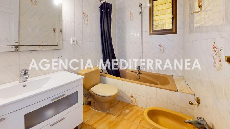Foto 8bec9f40-a20d-424e-983d-9c4d687ef013. Piso techos altos y molduras originales a un paso de la gran vía en Valencia