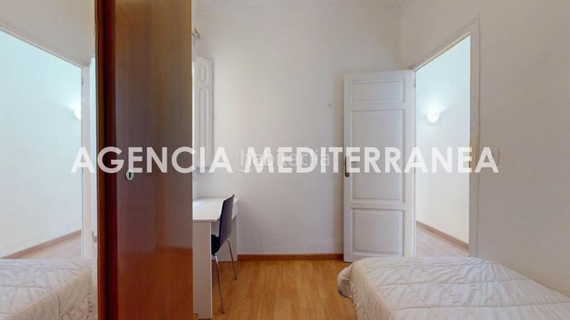 Foto 8dcfdecb-c79a-40bd-9e25-335ca2b3777a. Piso techos altos y molduras originales a un paso de la gran vía en Valencia