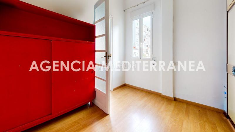 Foto 988043f0-d8f2-469e-896c-a1b9c8b43747. Piso techos altos y molduras originales a un paso de la gran vía en Valencia