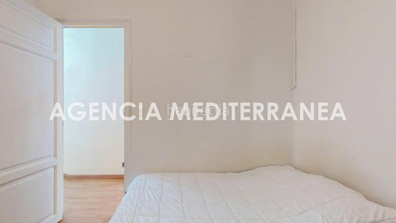 Foto a85c014c-c56f-4d81-b6fb-4a9200346f1e. Piso techos altos y molduras originales a un paso de la gran vía en Valencia
