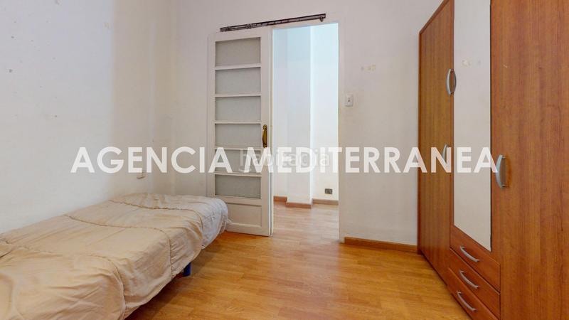 Foto ad50aa9a-e7de-4e85-ac8f-963233ad04e2. Piso techos altos y molduras originales a un paso de la gran vía en Valencia