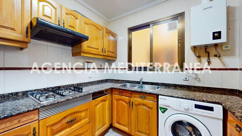 Foto b0d789ac-4712-4f03-ade7-6e1973f8fa1a. Piso techos altos y molduras originales a un paso de la gran vía en Valencia