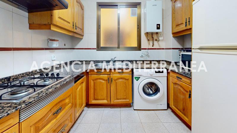 Foto b351b127-42d7-4e9d-ac81-7f24583bdb36. Piso techos altos y molduras originales a un paso de la gran vía en Valencia