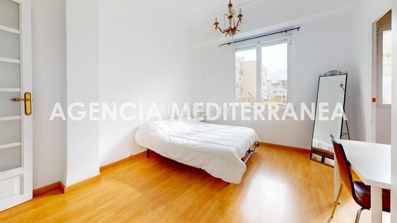 Foto cba1f22d-98b1-4799-bdb5-c76b1cd51cac. Piso techos altos y molduras originales a un paso de la gran vía en Valencia