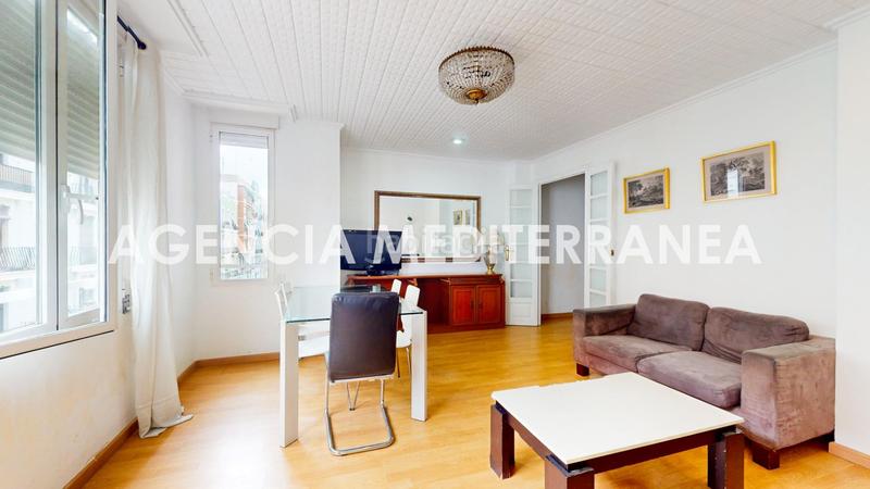 Foto cbd45a40-233e-42f8-ac6c-8d6a083f3055. Piso techos altos y molduras originales a un paso de la gran vía en Valencia