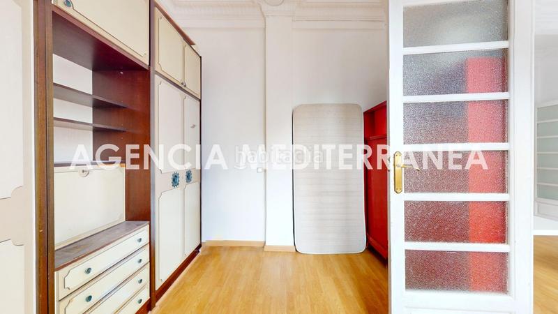 Foto d14b684b-e736-4f89-998f-aa74e08ae1f4. Piso techos altos y molduras originales a un paso de la gran vía en Valencia
