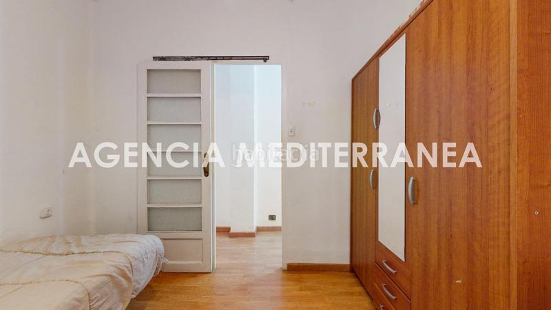 Foto fd1ddb85-5d83-40c4-b1d1-caa07512705a. Piso techos altos y molduras originales a un paso de la gran vía en Valencia