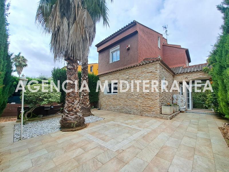 Foto 239a6f08-85c1-4c5a-b7c5-612b4687d365. Casa pareada amplio chalet pareado en montecañada! en Paterna