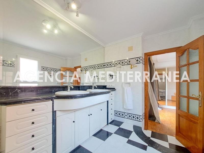 Foto 46eb12be-8c8c-4e41-ba13-6a42e18b3be3. Casa pareada amplio chalet pareado en montecañada! en Paterna