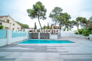 Chalet in Rocafort. Chalet independiente con encanto histórico y diseño moderno en e