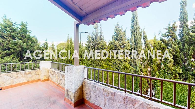 Foto 0651b46f-b02c-431d-909a-1ea1c7cf80dd. Casa aparellada amb calefacció aparcament piscina a Paterna