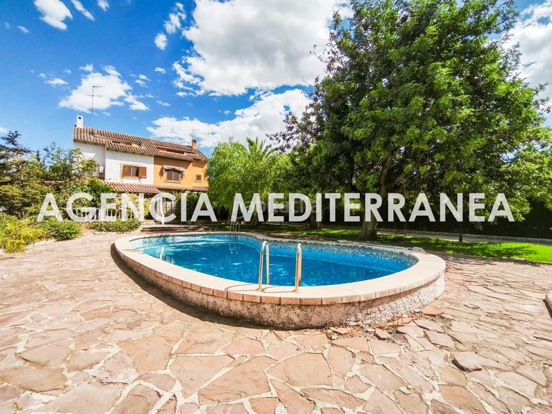 Foto 96cbefea-75b2-4b0b-a3a7-c8a116aed460. Casa aparellada amb calefacció aparcament piscina a Paterna