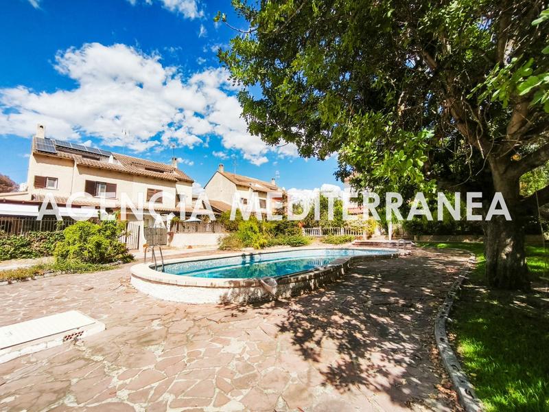 Foto 982978c8-6123-449c-86ab-bf9b89d64675. Casa aparellada amb calefacció aparcament piscina a Paterna