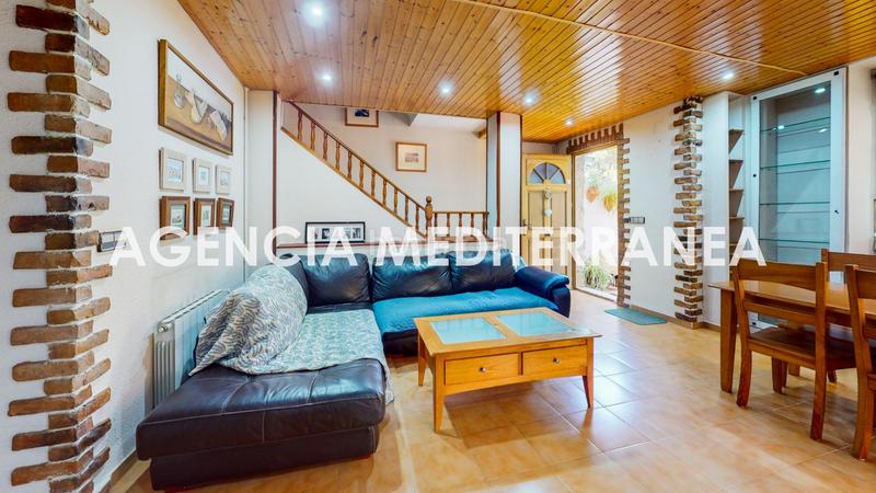 Foto 9aa30a22-3db5-4058-8f3e-447ce075c77a. Casa aparellada amb calefacció aparcament piscina a Paterna