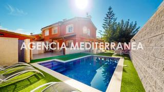 Maison jumelée à Pla dels Aljubs. Pareado esquinero con piscina en la pobla de vallbona