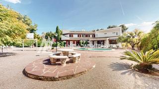 Chalet à Posadas. Elegante y amplia propiedad ubicada en montecañada