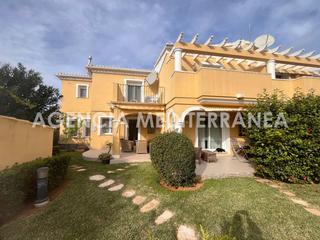 Casa adossada a Poblets (els). Adosado esquinero muy soleado en urbanización con piscina