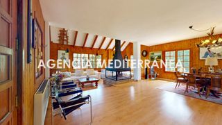Chalet in Serra. Chalet independiente con diseño único y máxima eficiencia en urb