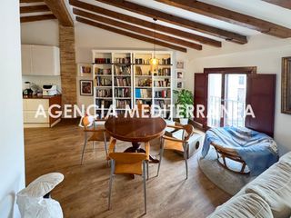 Pis a El Mercat. Vivienda con encanto y vistas en plena plaza redonda